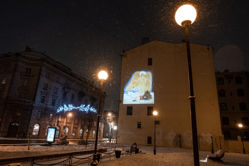 Новогодние световые проекции с детскими рисунками украсили фасады шести петербургских зданий
