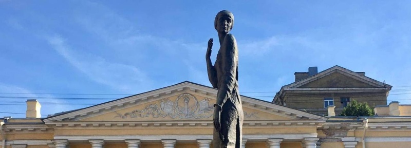 Обложка: Памятник Анне Ахматовой на Воскресенской набережной. Фото: Кирилл Рейн (с)
