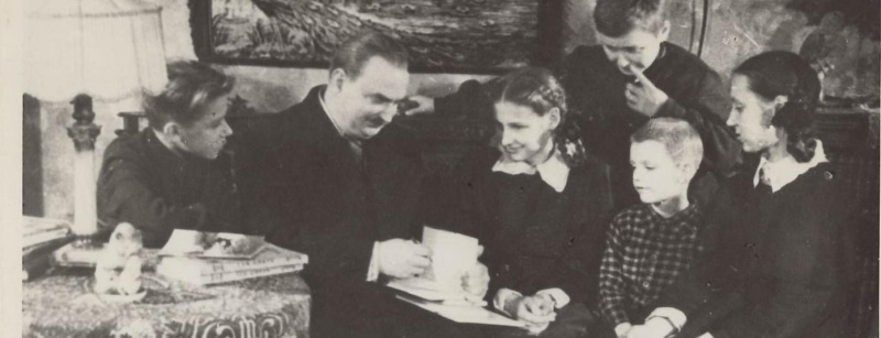 Обложка: В.В. Бианки с детьми в своей квартире. 1950-е.