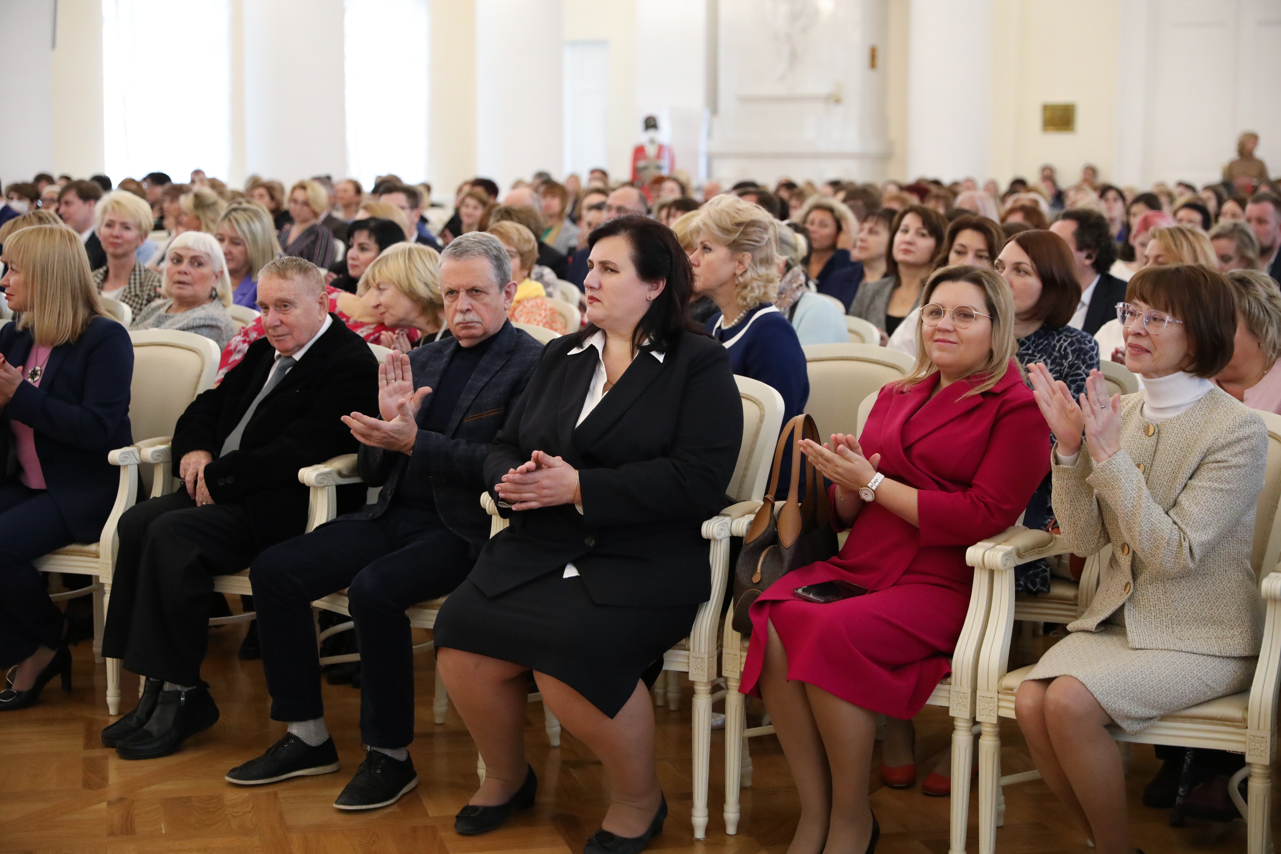 100 педагогов стали лауреатами премии «За гуманизацию школы Санкт‑Петербурга»10