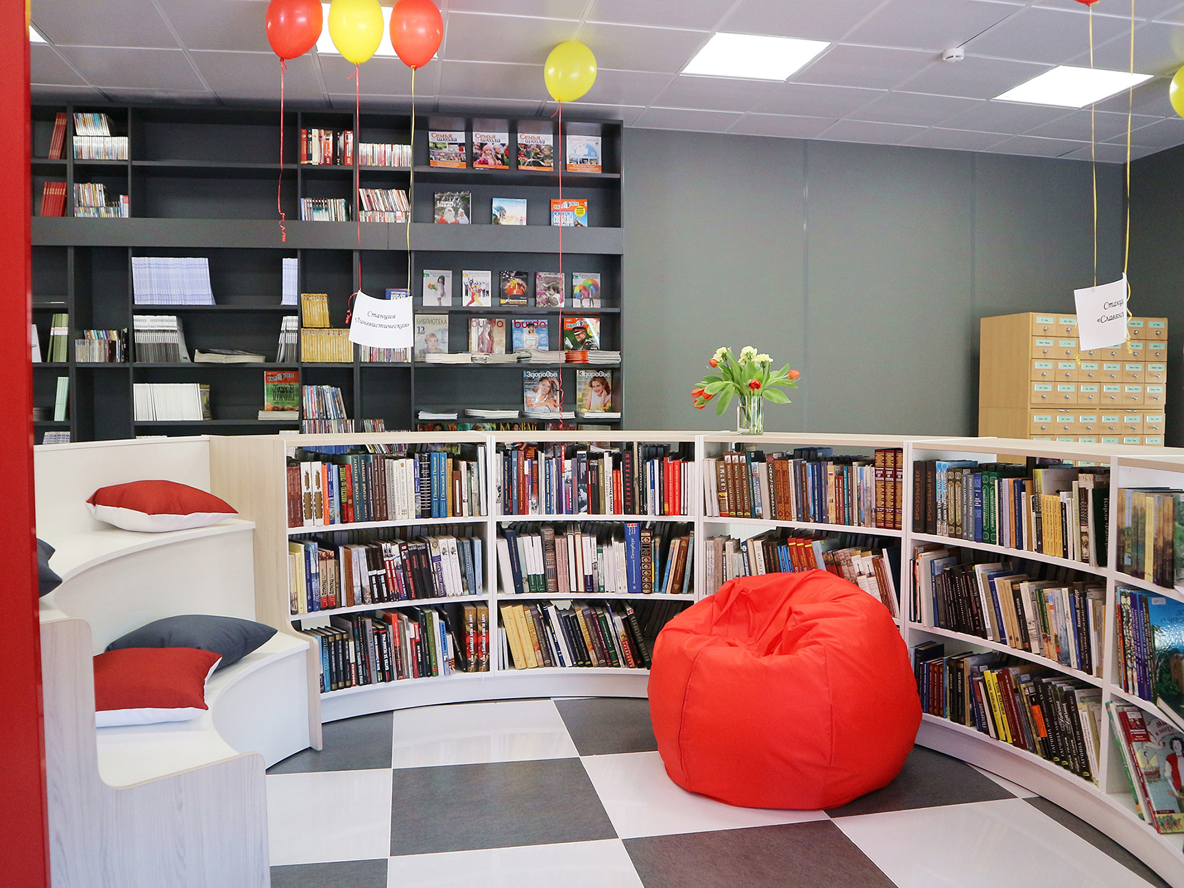Библиотека лучших практик. Арт пространство в библиотеке. Молодежное пространство в библиотеке. Библиотечное пространство для молодежи. Информационное пространство библиотеки.