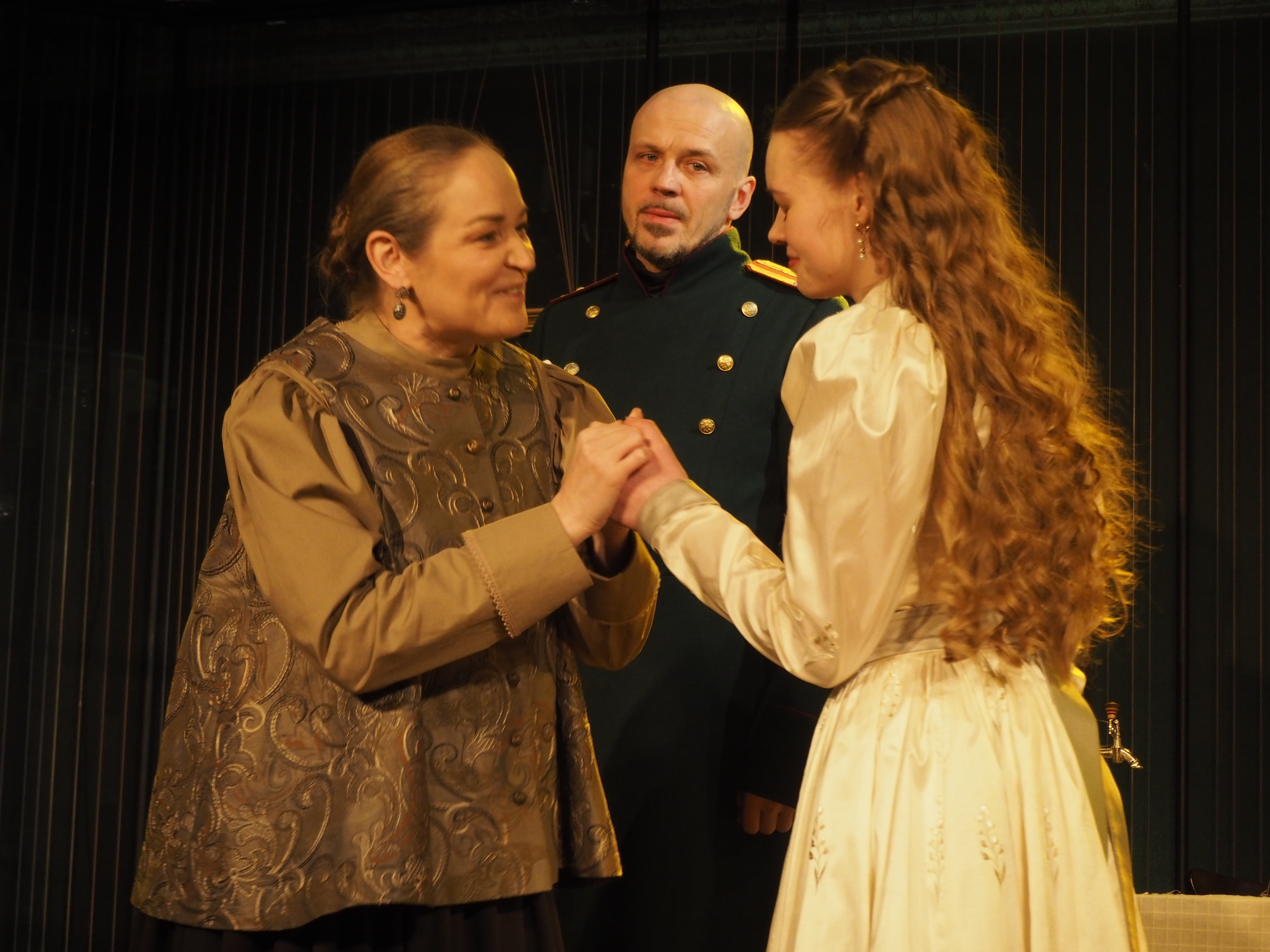 Ко Дню театра и Дню работника культуры в Доме Кочневой покажут «Три сестры» 7