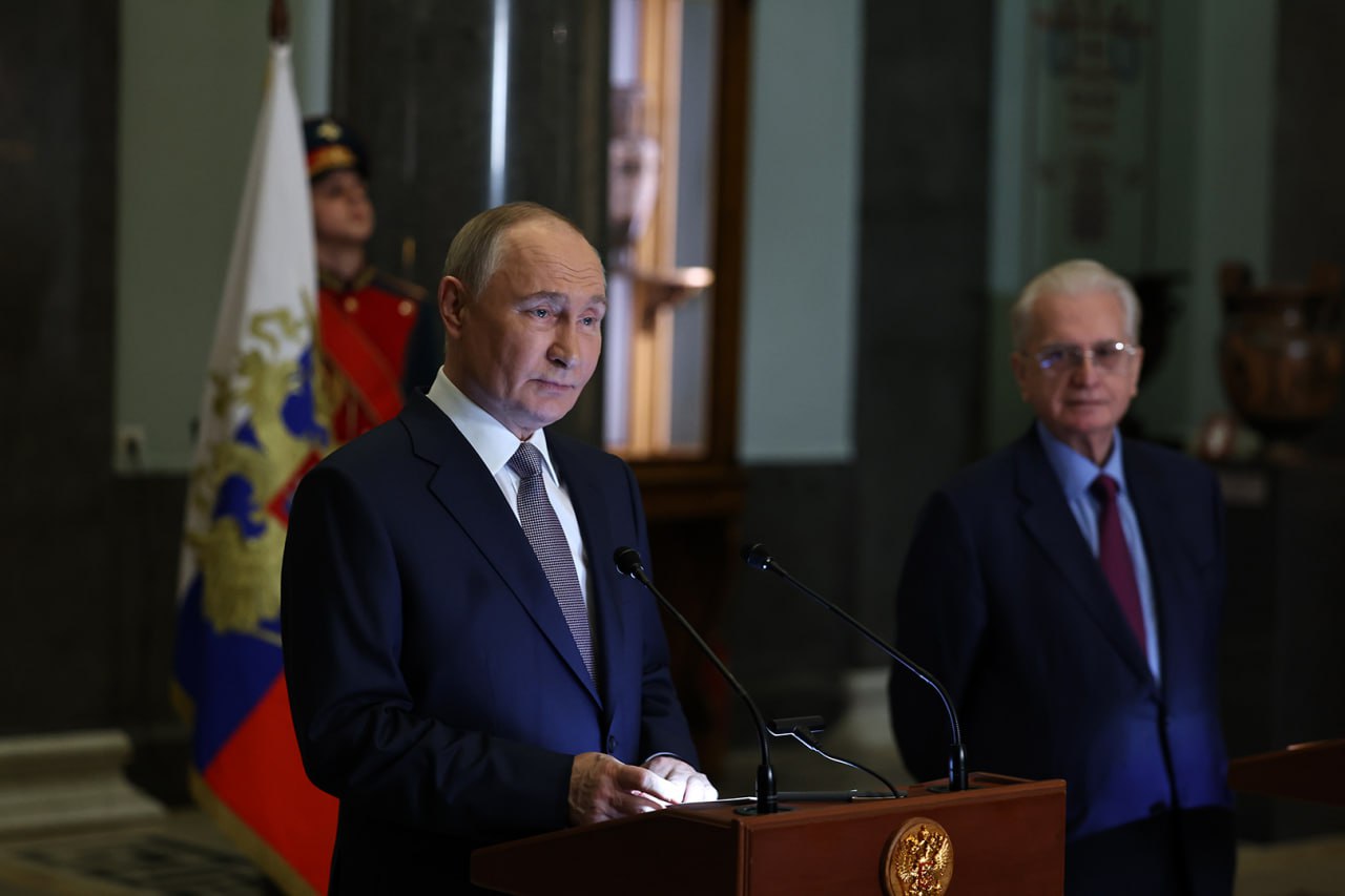 Владимир Путин вручил Михаилу Пиотровскому орден «За заслуги перед Отечеством»4