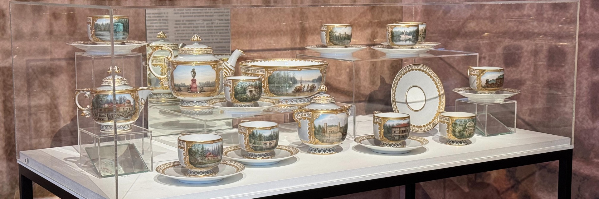 Обложка: В Гатчинском дворце выставили загадочный сервиз 