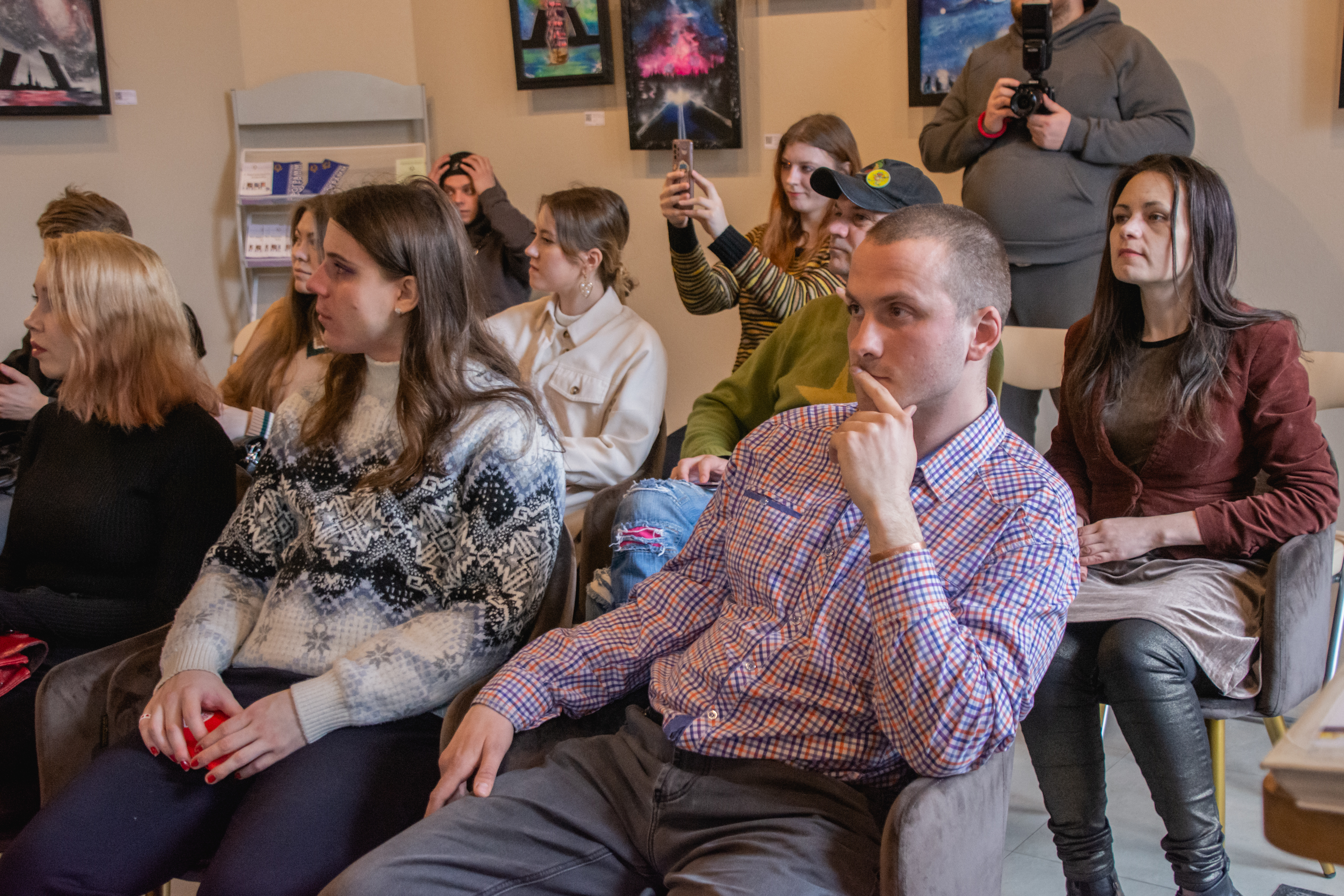 В медиацентре «Культура Петербурга» открылась выставка аэрозольной живописи Алены Логиновой 22