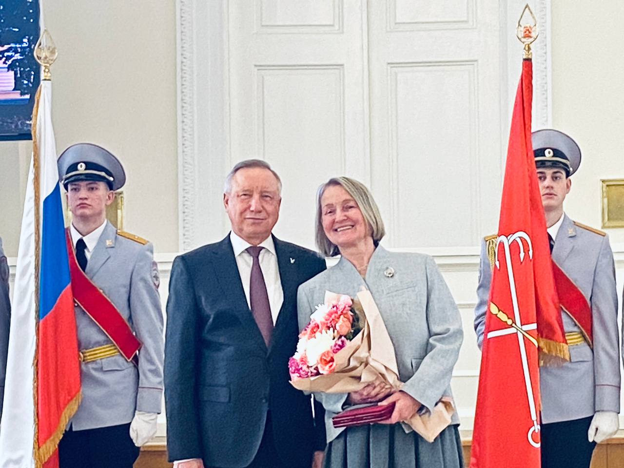 Губернатор наградил петербургских художников3