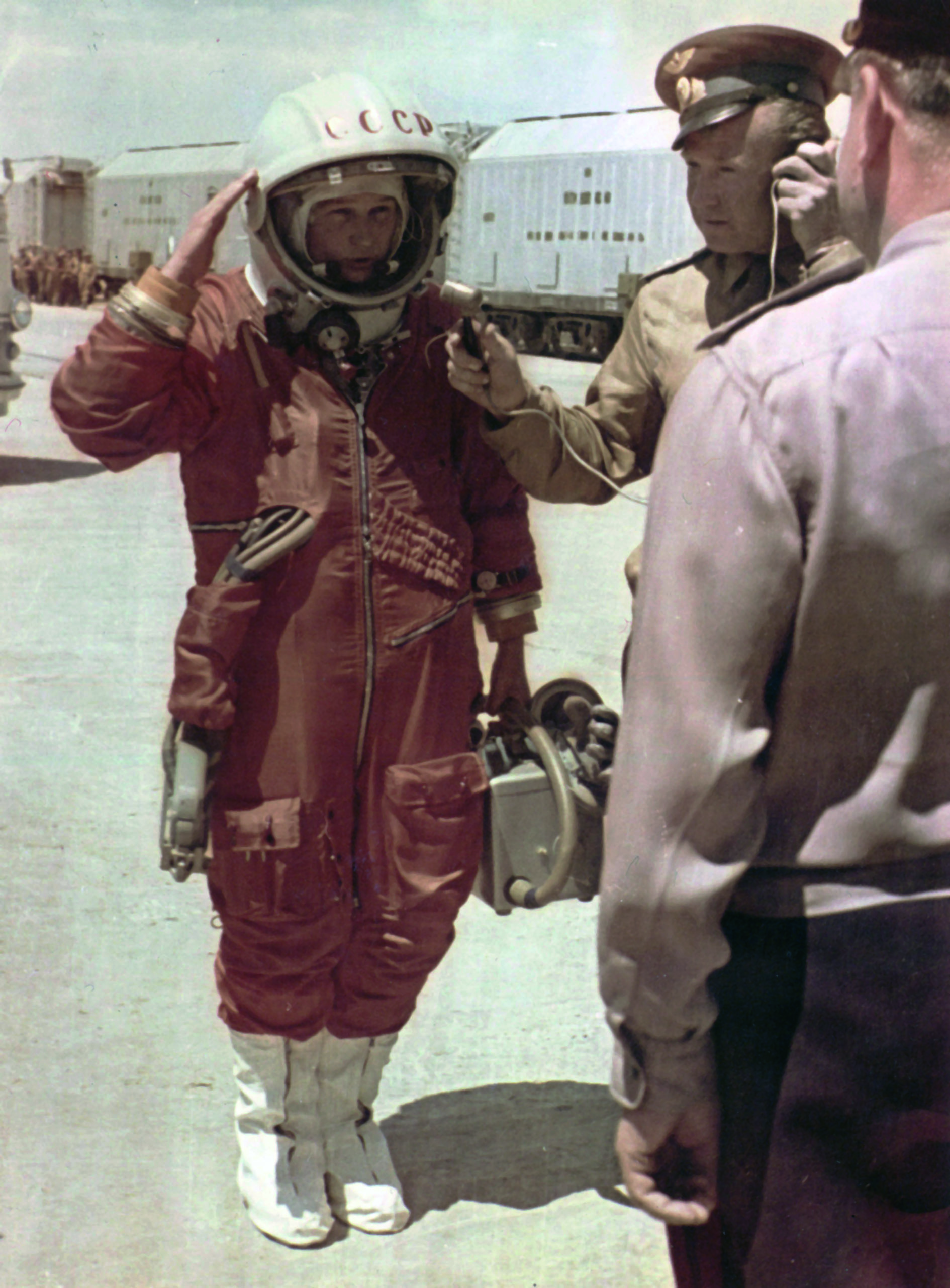 В Музее артиллерии презентуют неофициальные фотоснимки космонавтов и картину Петра Кривоногова 10