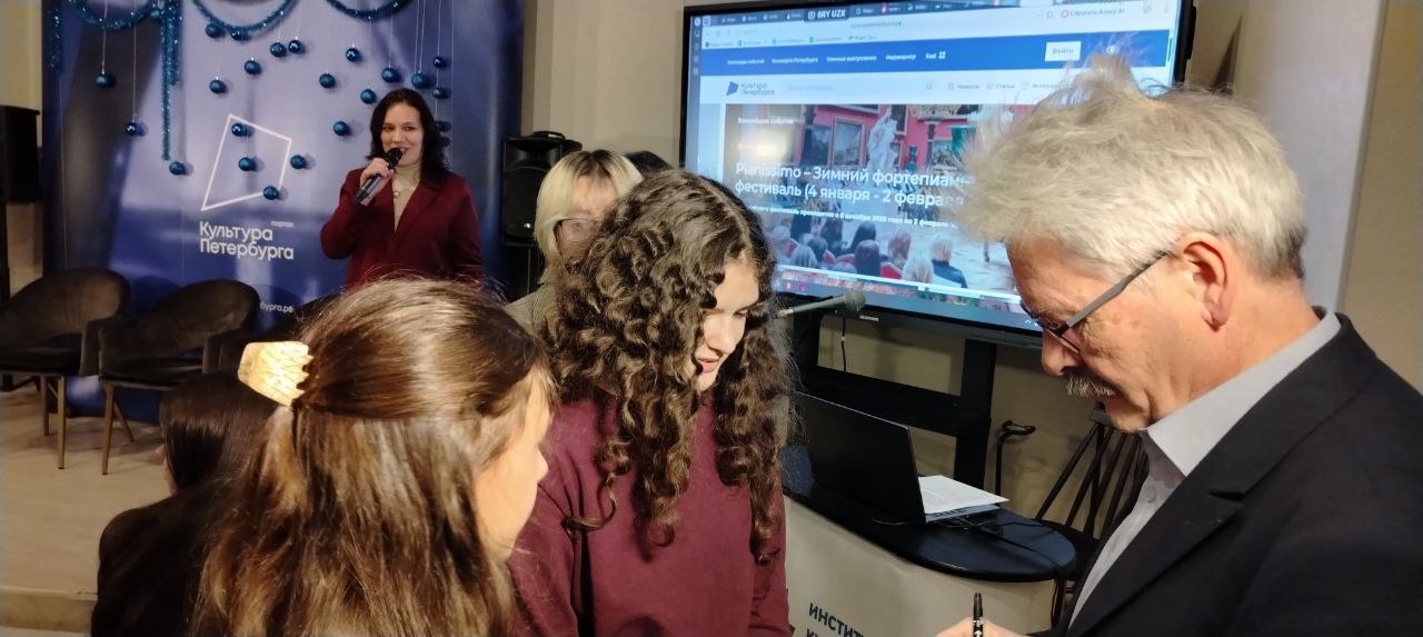 В медиацентре «Культура Петербурга» юных художников поздравили с победой 15