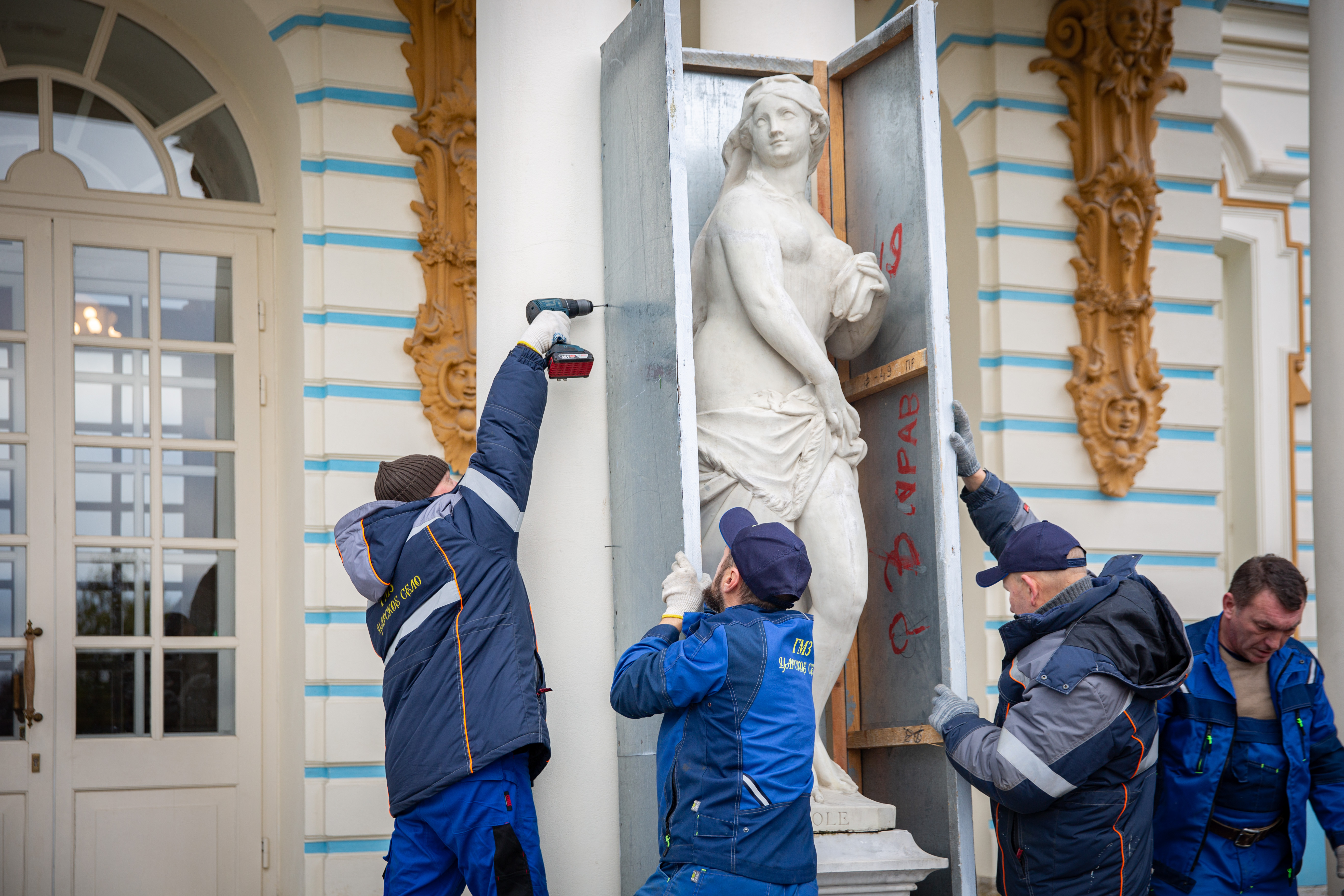 Царскосельские скульптуры перезимуют в Москве 4