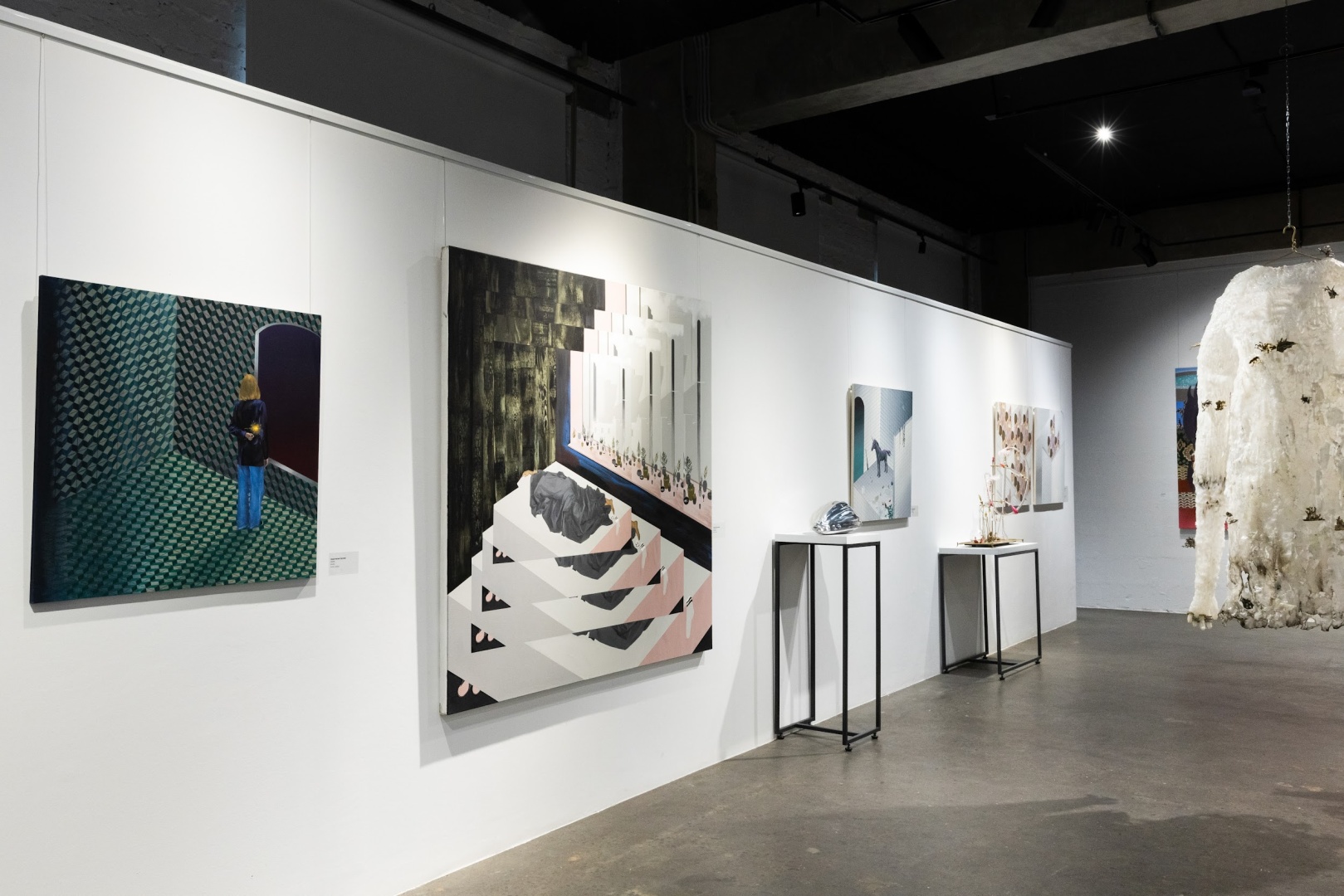В Abramova Gallery балансируют между сюрреализмом, символизмом и культурой ноу-брау 