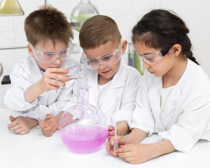 https://img.freepik.com/free-photo/curious-kids-doing-chemical-experiment-school_23-2148990234.jpg?t=st=1738139981~exp=1738143581~hmac=e46705878f1001aff4034113c41eb21f5107725f6898900e1834a34b178e6348&w=826