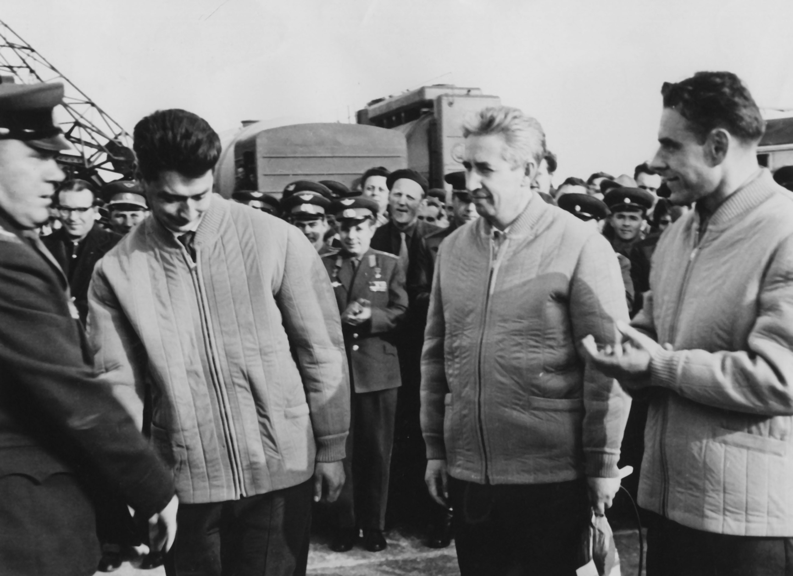 В Музее артиллерии презентуют неофициальные фотоснимки космонавтов и картину Петра Кривоногова 11