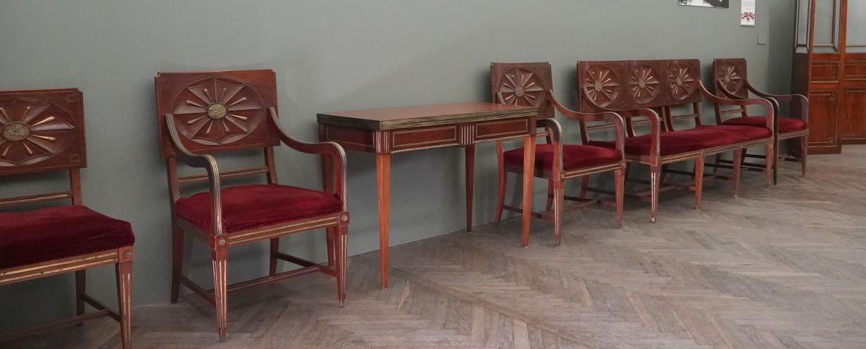 Обложка: В «Павловске» продлили выставку мебели в стиле «жакоб»