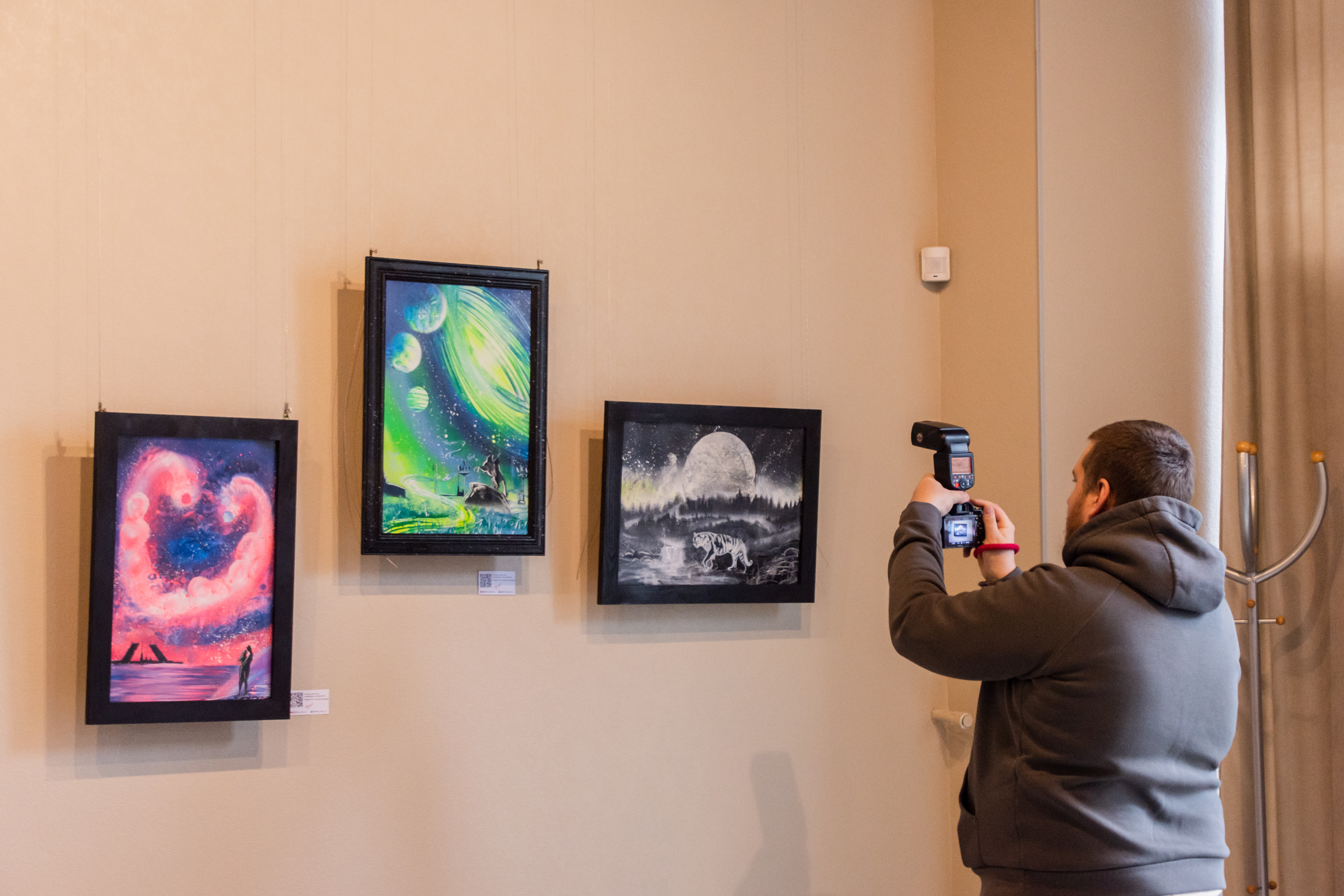 В медиацентре «Культура Петербурга» открылась выставка аэрозольной живописи Алены Логиновой 14