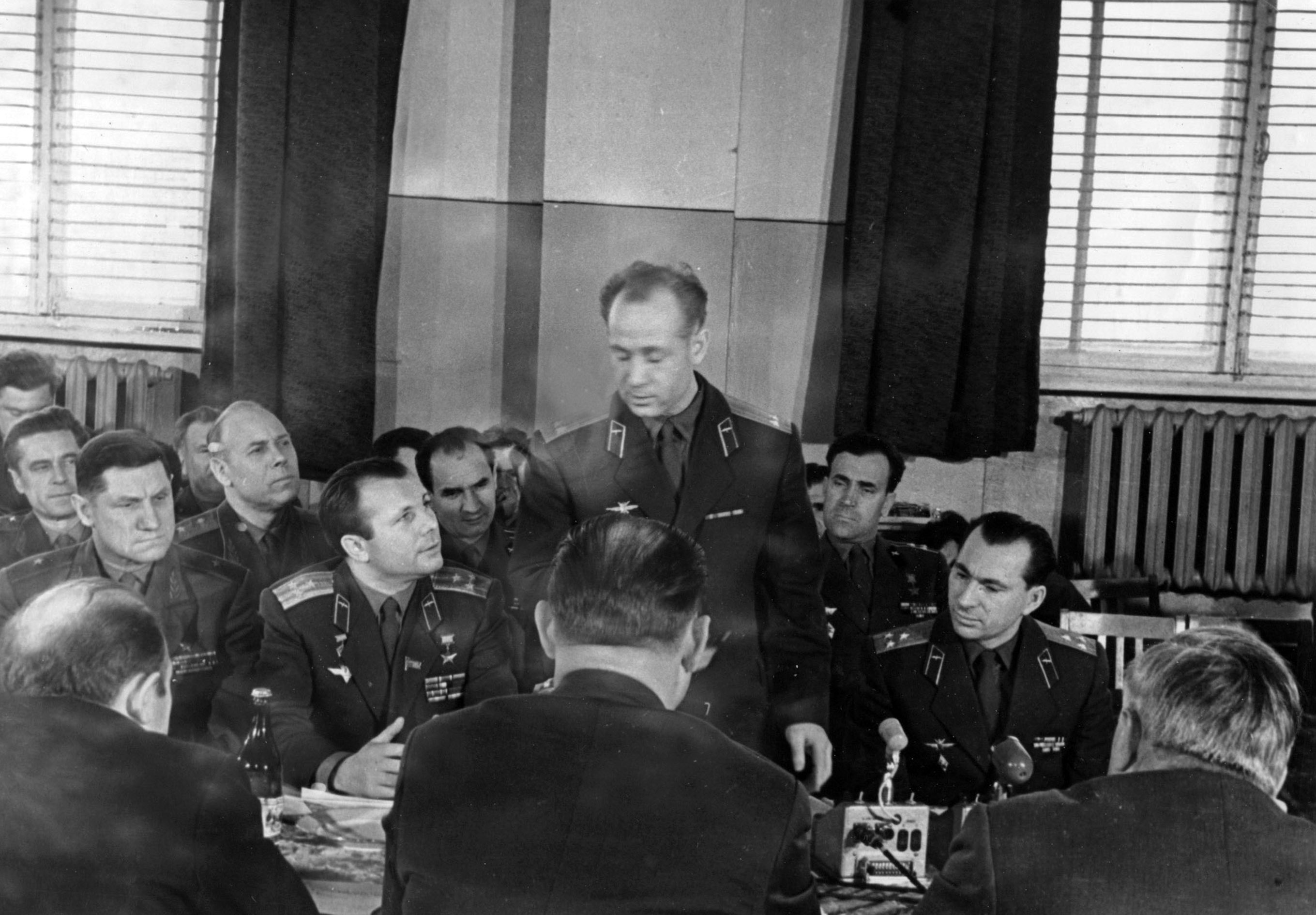 В Музее артиллерии презентуют неофициальные фотоснимки космонавтов и картину Петра Кривоногова 13