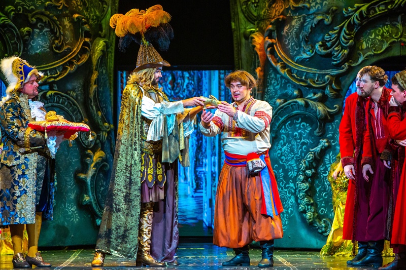 «Санктъ-Петербургъ Опера» дарит ощущение праздника, показывая оперу «Черевички»