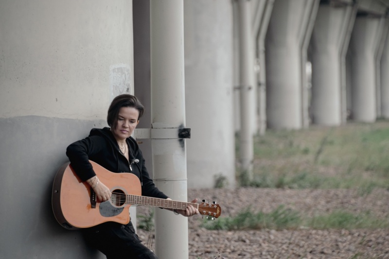 Одной из финалистов Конкурса «Родники-2025» стала певица Юрьевна из Петербурга