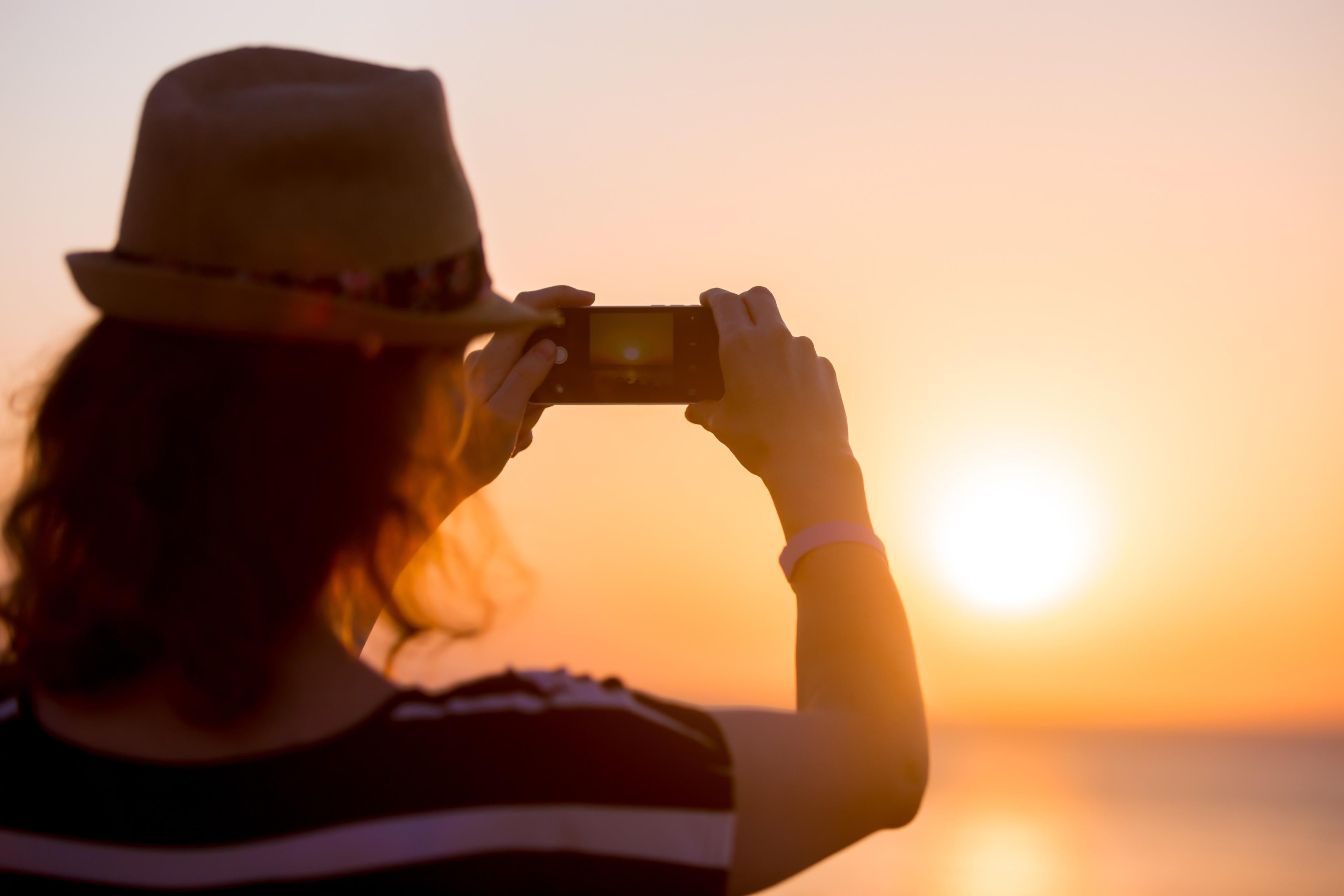 https://www.magnific.com/ru/free-photo/young-woman-taking-photo-sea-sunset_1282415.htm#fromView=search&page=4&position=27&uuid=75336301-ce1d-43ce-8c3b-27a43b37c385&query=фотография