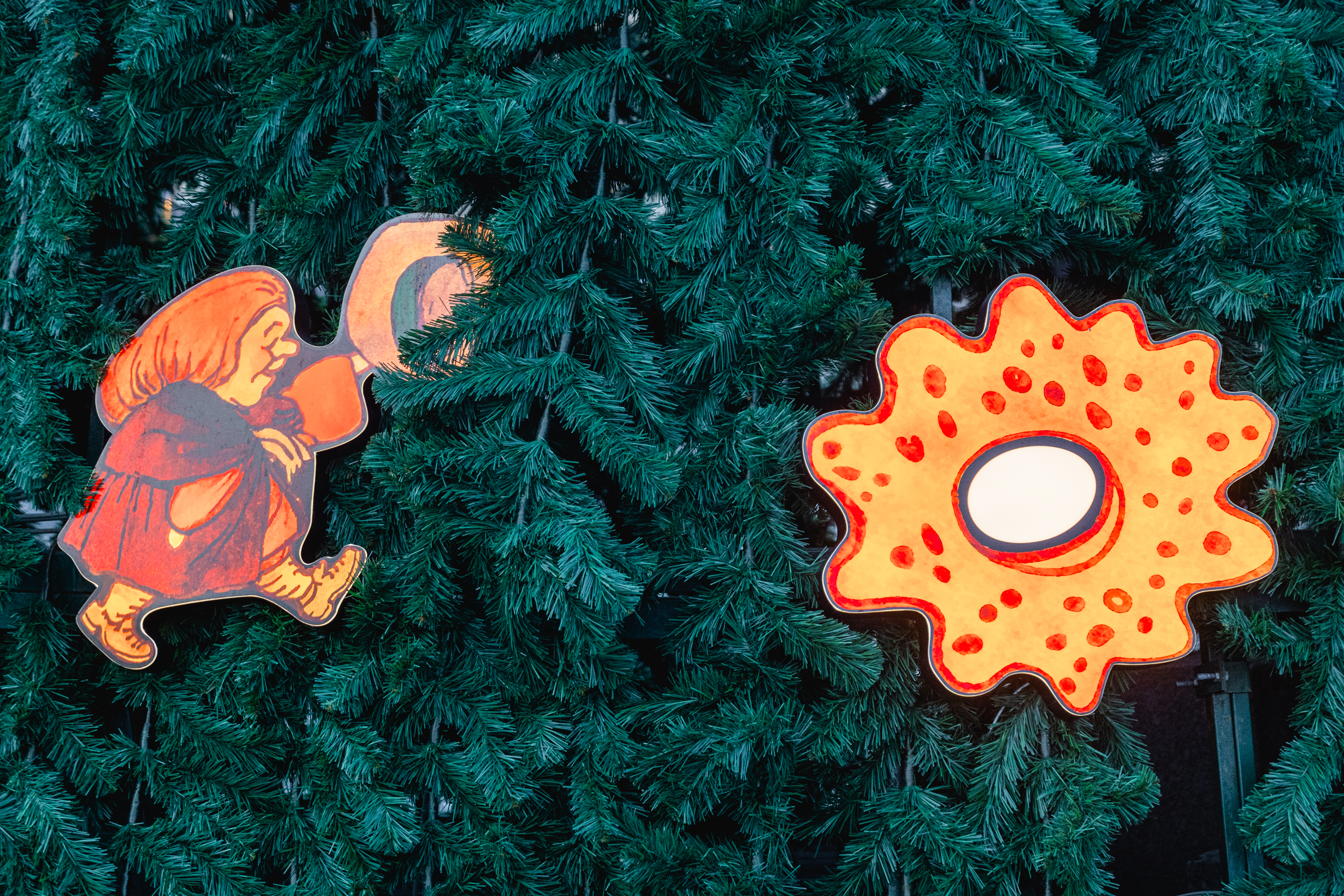 У «Манежа» можно полюбоваться елкой Бенуа2