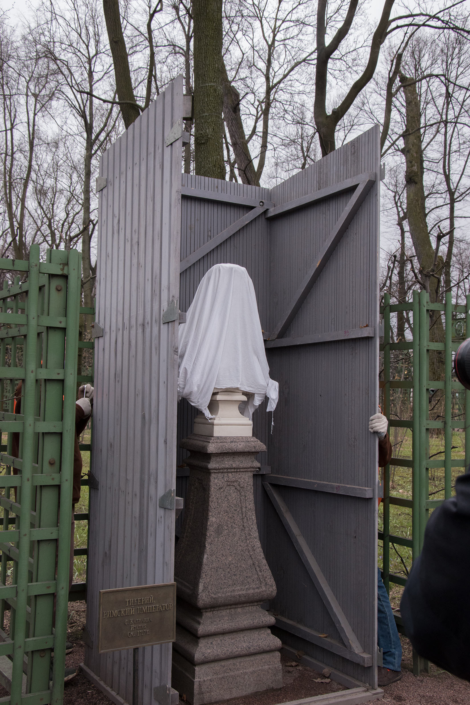 Скульптуры Летнего сада освободят из деревянных футляров12