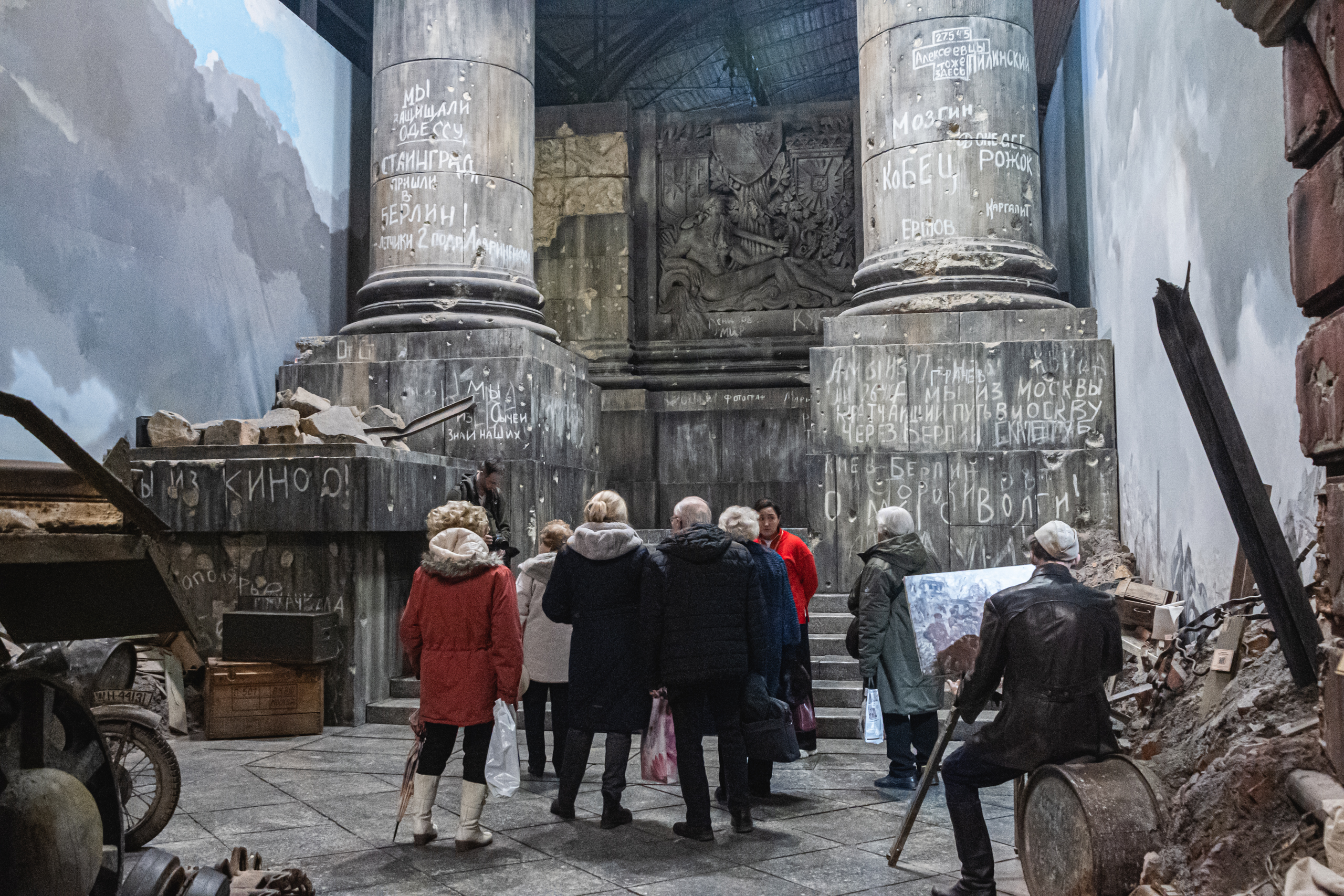 Киностудия «Ленфильм» провела экскурсию для блокадников 36