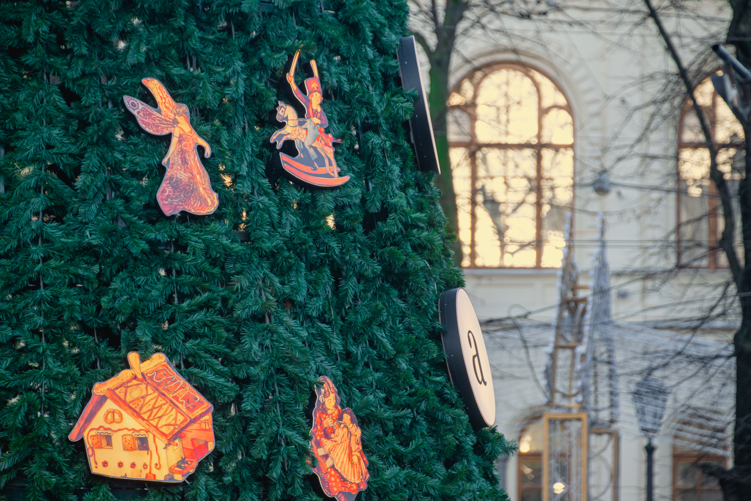 У «Манежа» можно полюбоваться елкой Бенуа10