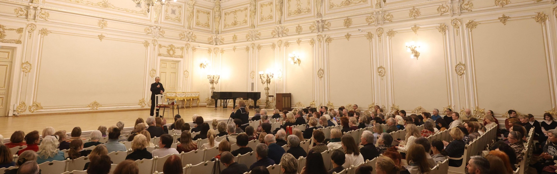 Обложка: Лекция Якова Гордина в Малом зале. Фото:Стас Левшин. 