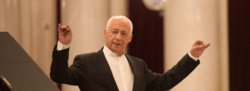 Обложка: Владимир Спиваков. Фото: Анна Флегонтова.