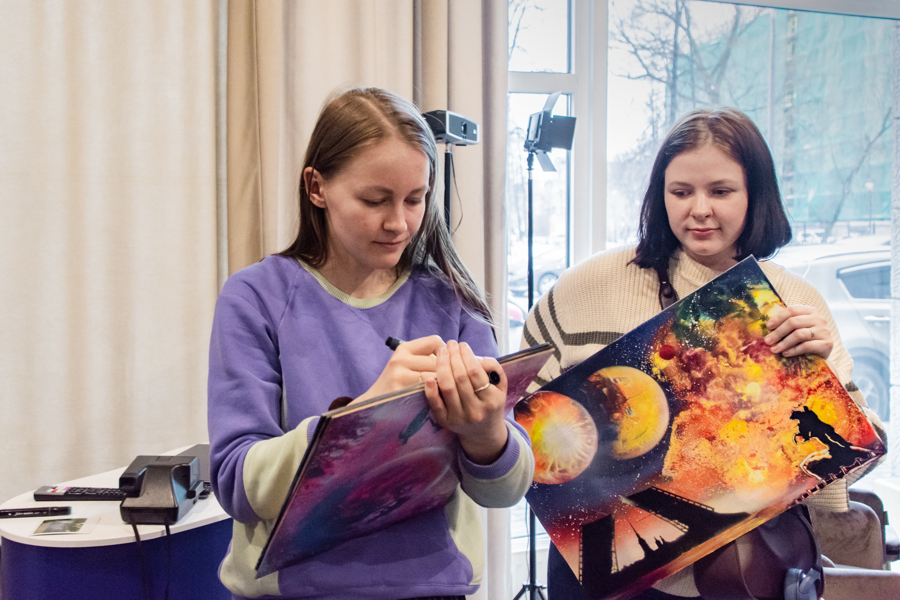 В медиацентре «Культура Петербурга» открылась выставка аэрозольной живописи Алены Логиновой 5