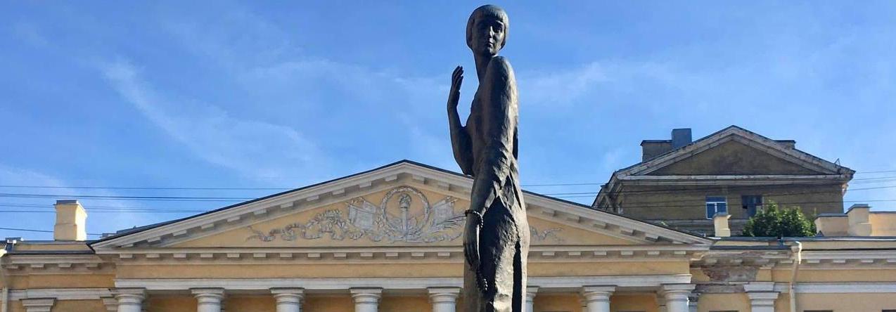 Обложка: Памятник Анне Ахматовой на Воскресенской набережной. Фото: Кирилл Рейн (с)