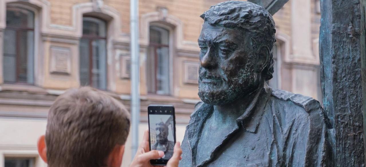 Обложка: Памятник Сергею Довлатову на Рубинштейна