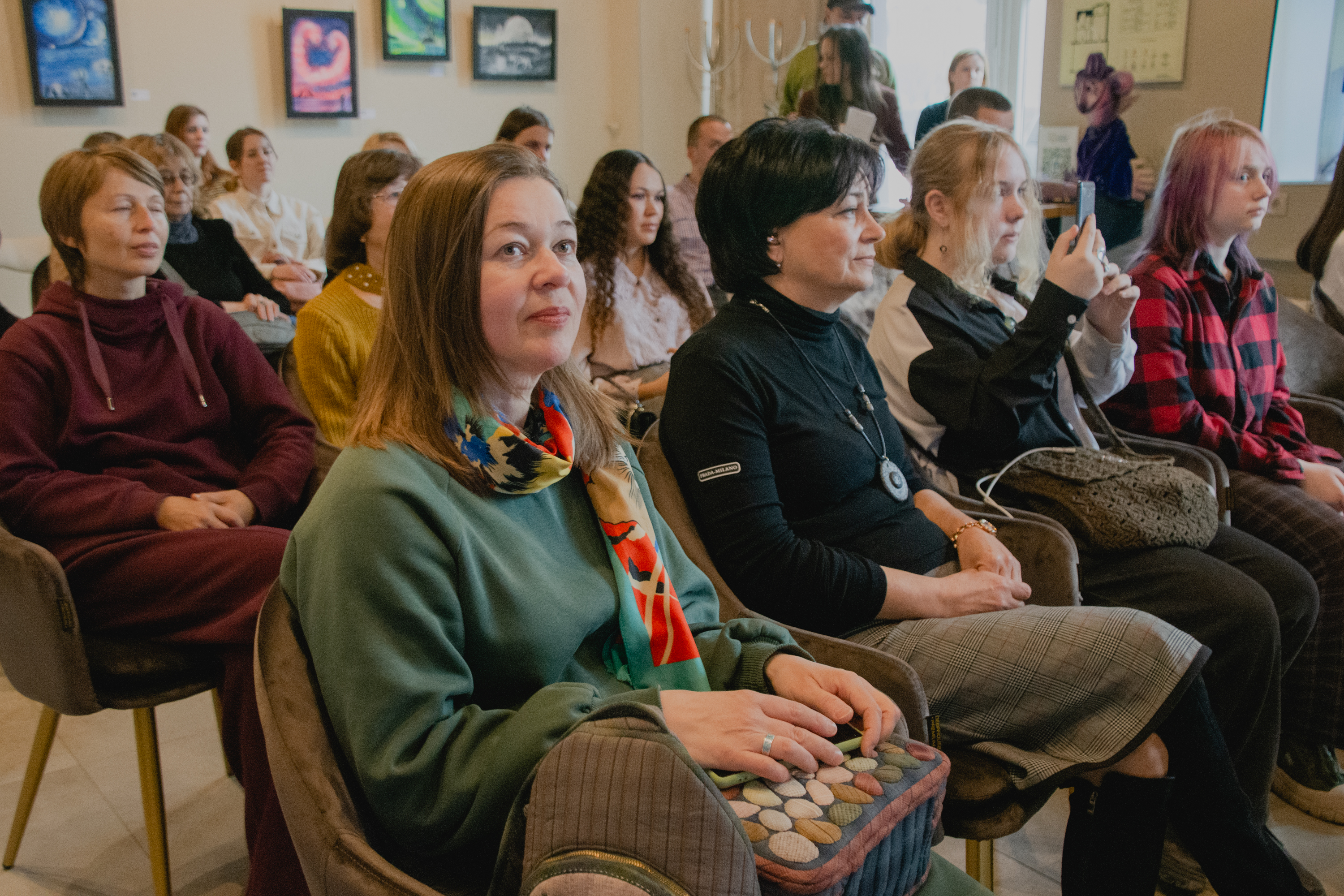 В медиацентре «Культура Петербурга» открылась выставка аэрозольной живописи Алены Логиновой 28