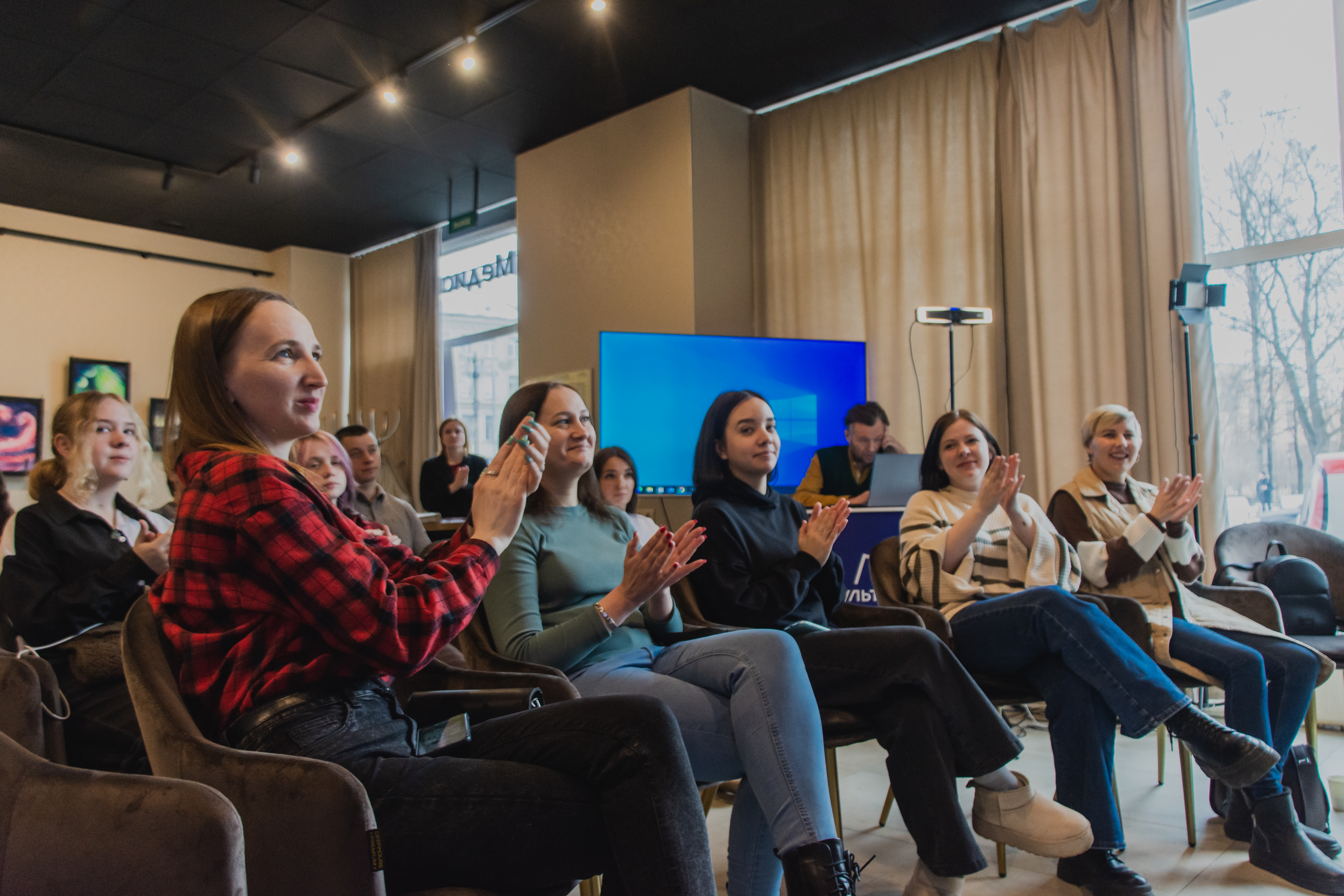 В медиацентре «Культура Петербурга» открылась выставка аэрозольной живописи Алены Логиновой 23
