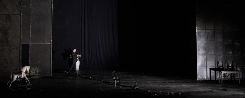 Обложка: «Поворот винта» английского композитора Бенджамина Бриттена.