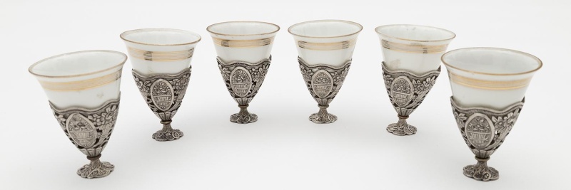 Обложка: Шесть чашечек для кофе в подставках зарф. Фарфор, серебро, Турция (Османский период). XIX век. Фото: Коллекции Институтов Олгунлашма, Министерство национального образования Турецкой Республики.