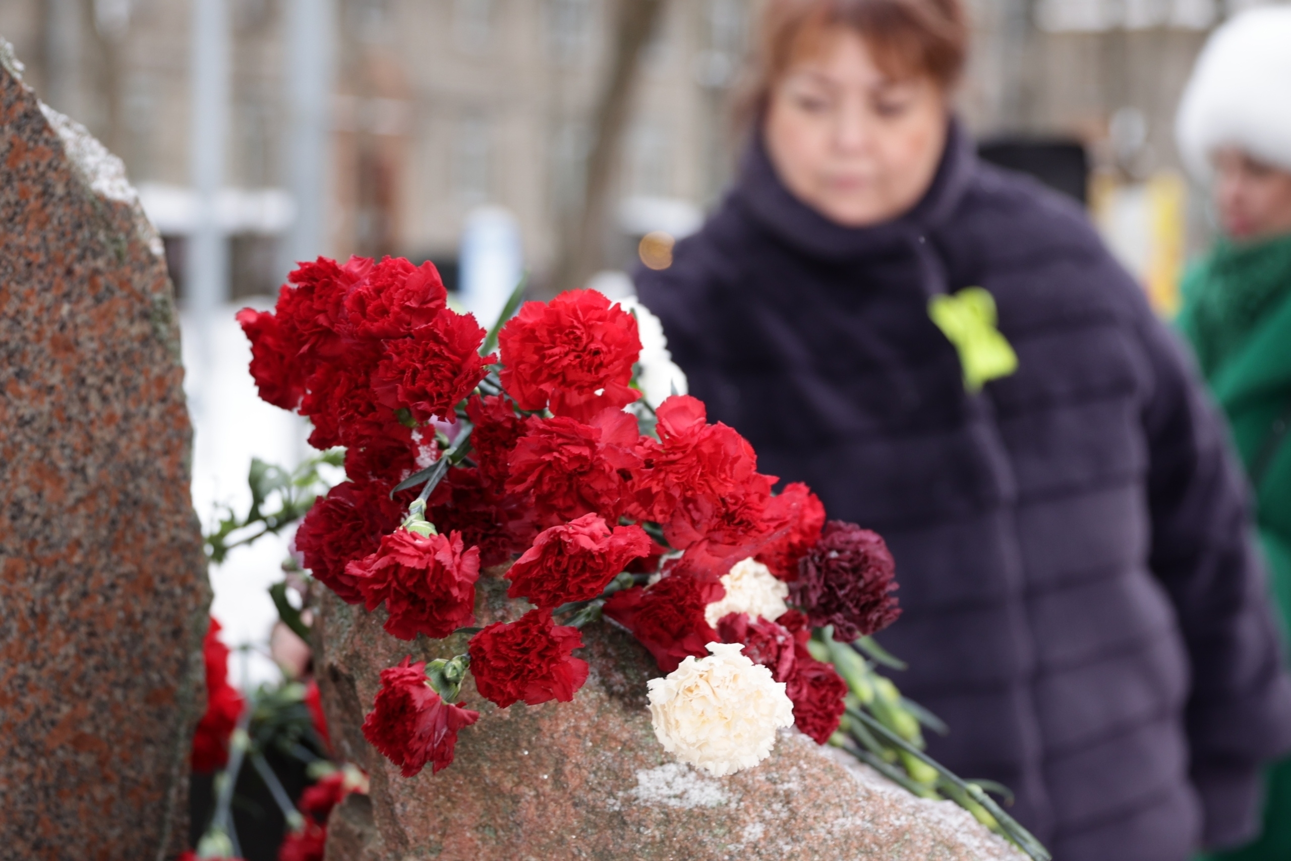 В сквере имени Ольги Берггольц провели акцию памяти 6