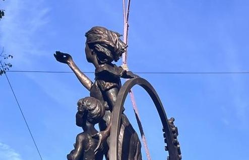 На Загородном проспекте установили памятник воспитателю 