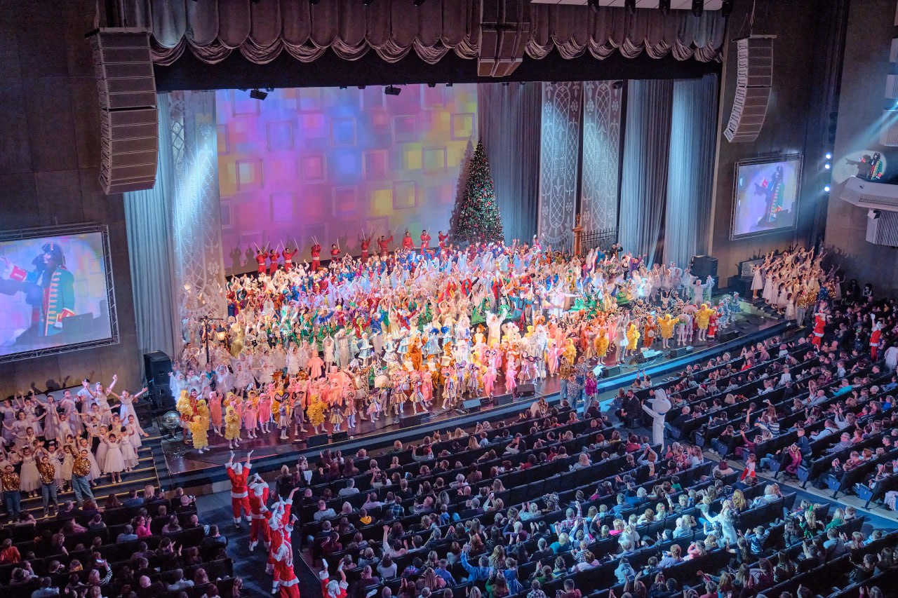 В БКЗ «Октябрьский» Деды Морозы опять спасут Новый год