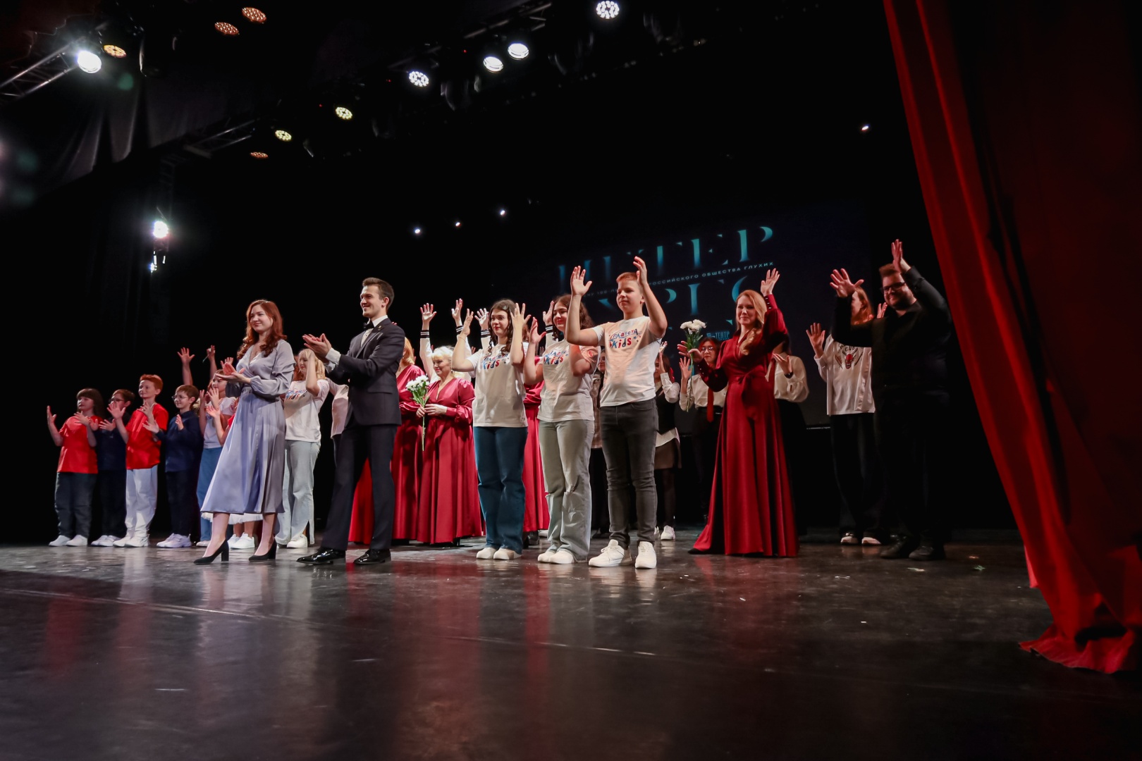 В Северной столице показали, как старшее поколение поёт на жестовом языке