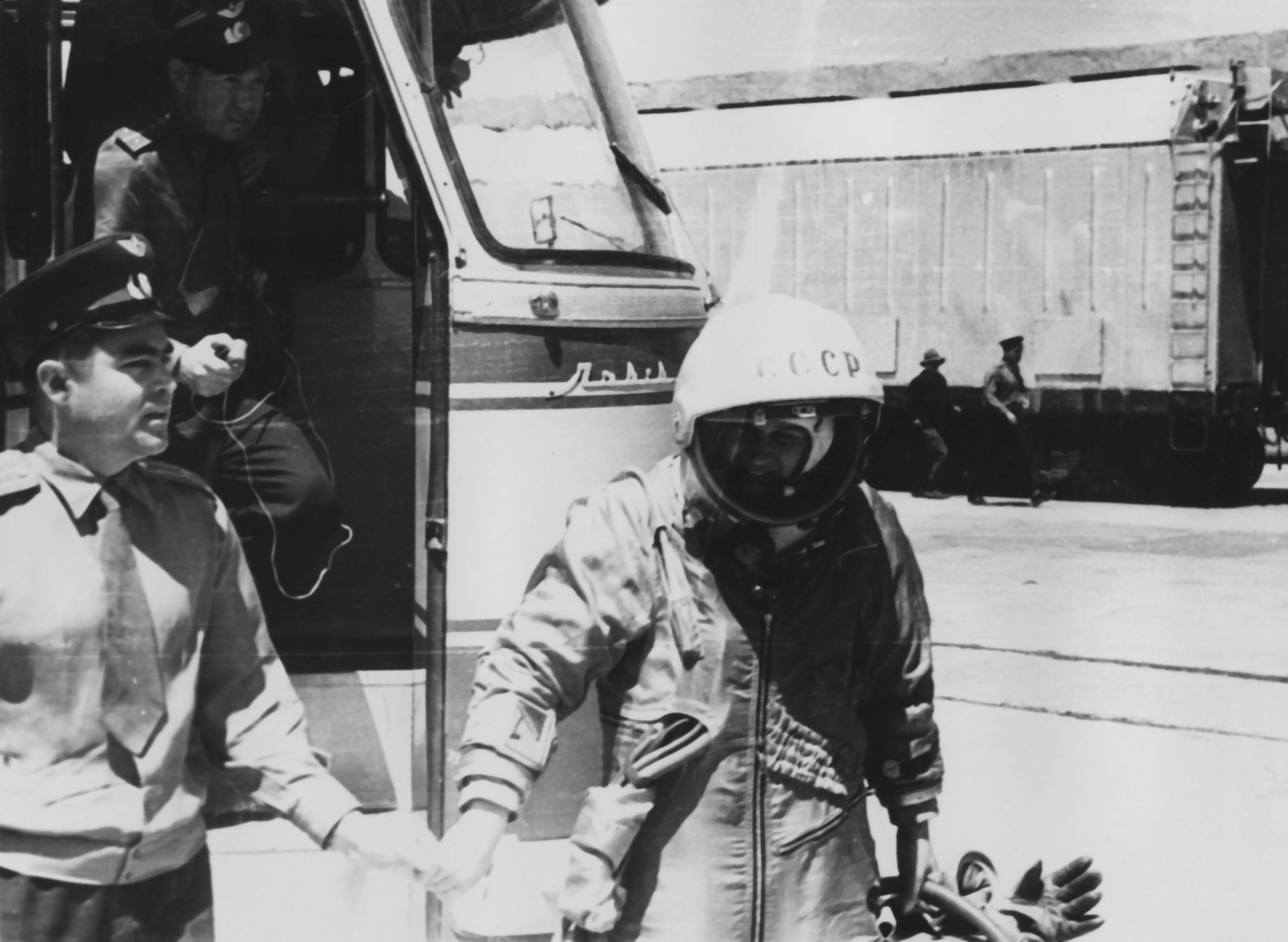 В Музее артиллерии презентуют неофициальные фотоснимки космонавтов и картину Петра Кривоногова 9