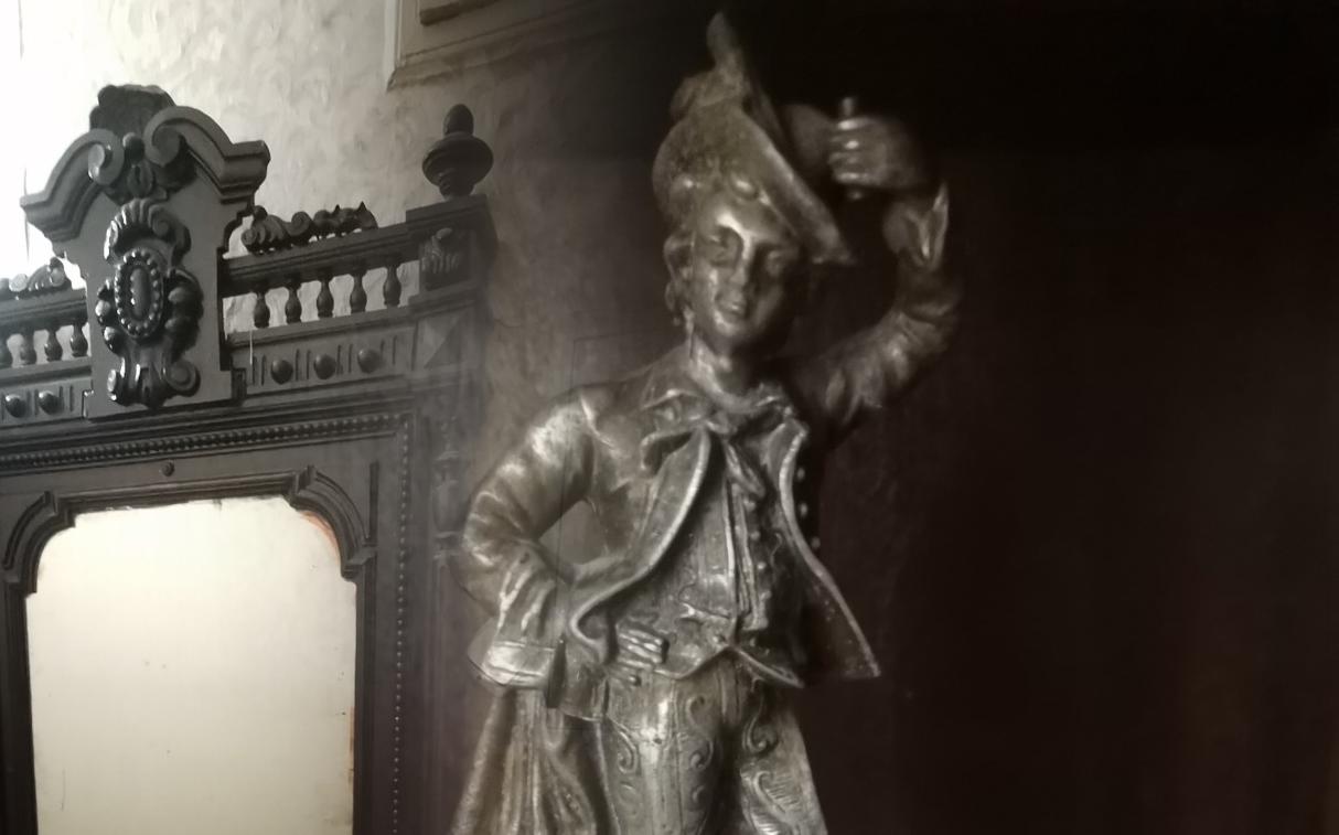 «Военная история моей семьи. Реликвия»: зеркало с двумя серебряными кавалерами Прасковьи Кострыгиной