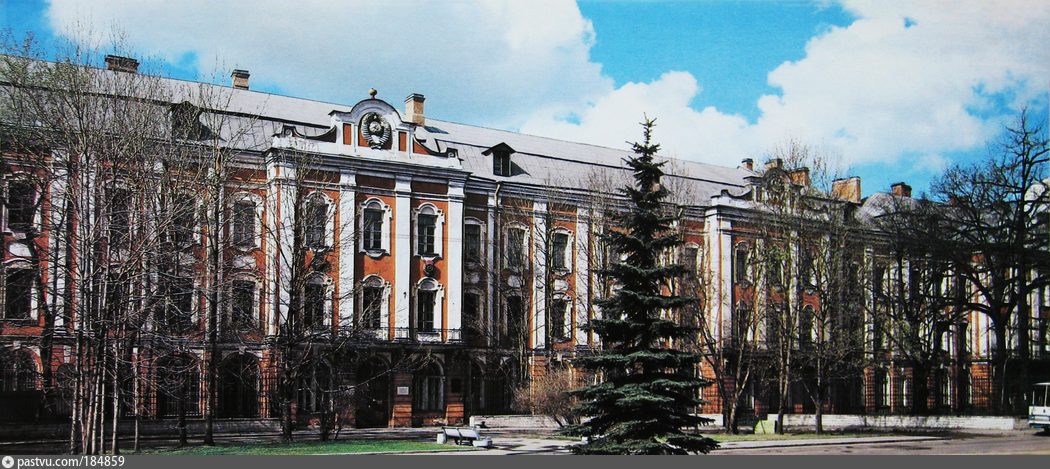 Официально старейший - СПбГУ  вручили медаль