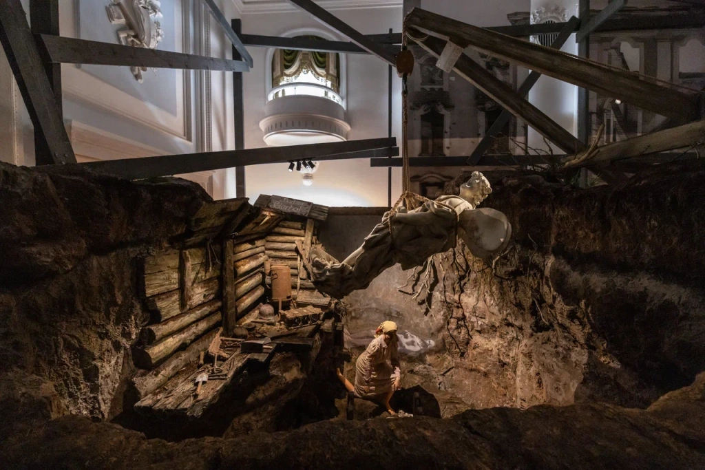 Проект «Подвиг возрождения» в Большом петергофском дворце рассказывает о событиях Великой Отечественной войны в Петергофе.