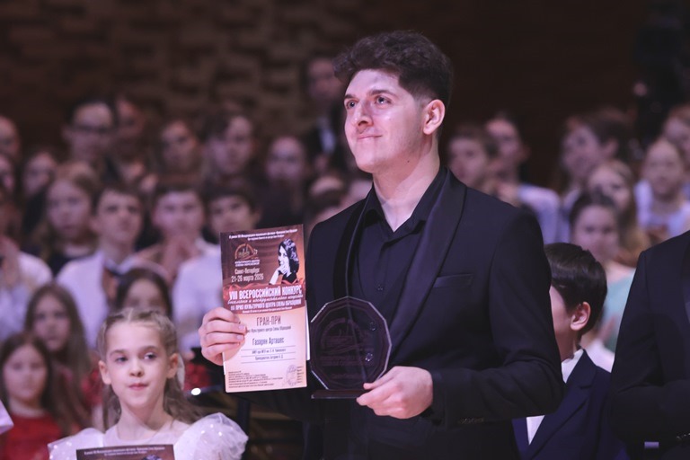 Обладателем Гран-При конкурса и Приза Культурного центра Елены Образцовой стал студент Музыкального училища при Московской государственной консерватории имени П.И. Чайковского Арташес Газарян. 