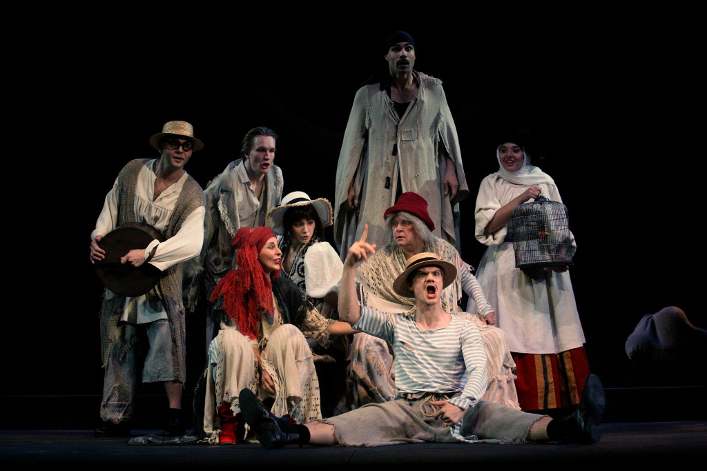 Основной костяк спектакля составляет молодежь. 