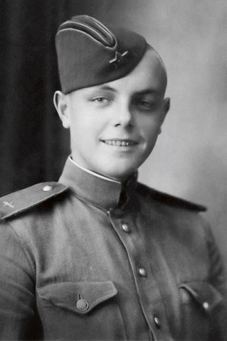 Кирилл Лавров в авиаучилище (1944). Правообладатель: Бессмертный Полк – Ветераны, vk.com/club91261513.
