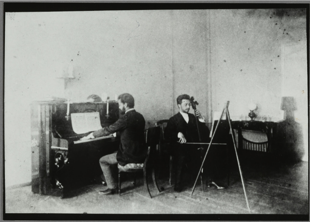 Василий Кандинский и его друг играют на виолончели и фортепиано, Аноним, ок. 1886 г. Фото: Центр Помпиду, artsandculture.google.com