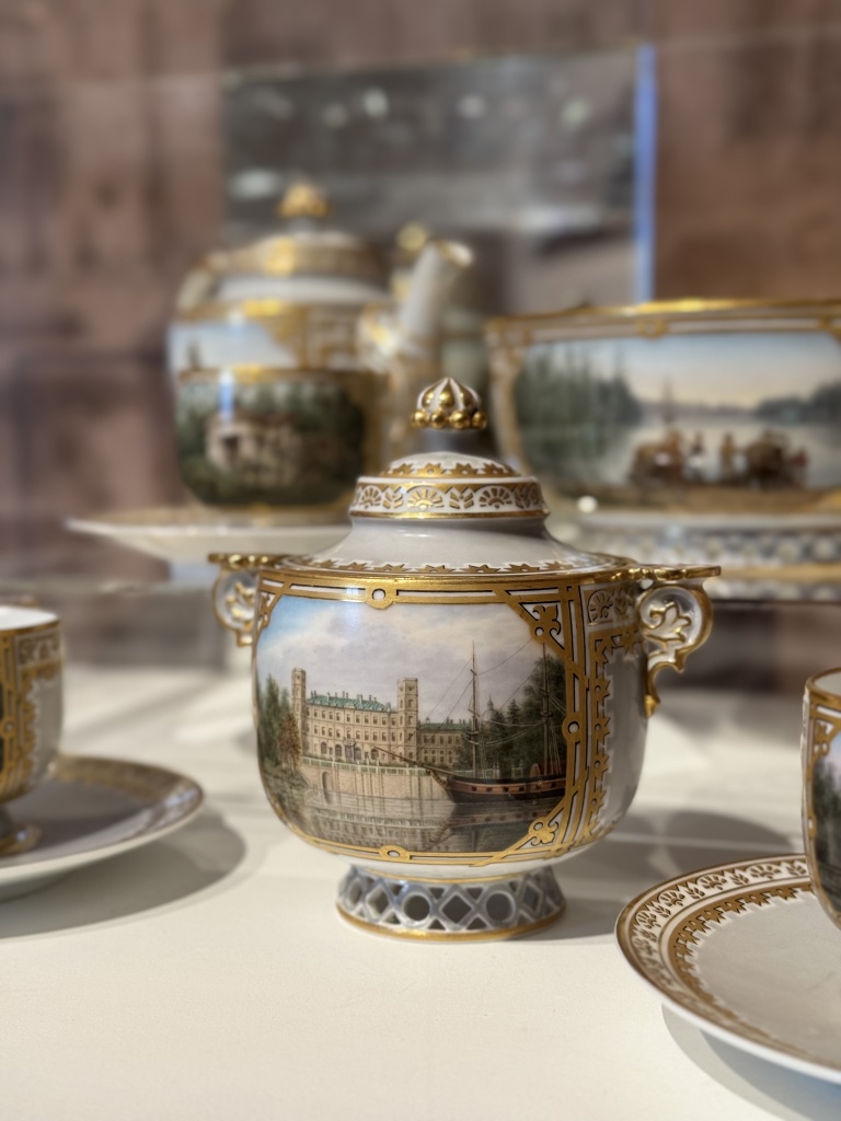 Образцами для росписи предметов сервиза послужили фотографии, сделанные Сергеем Ивановичем Кудрявцевым, которого современники называли светописцем Гатчины. 