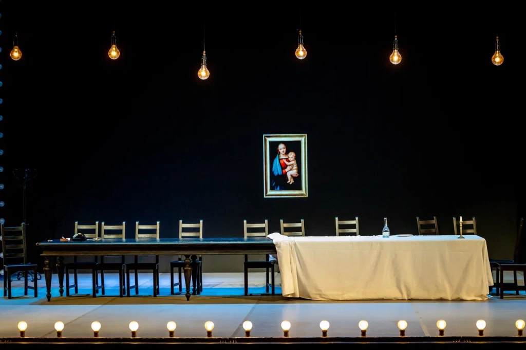 Декорации первого акта.