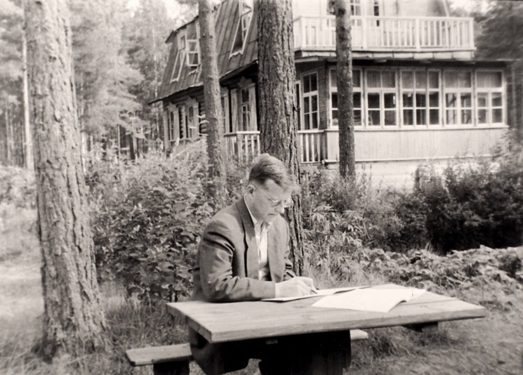 Дмитрий Шостакович на даче в Комарово. 1952-1954.